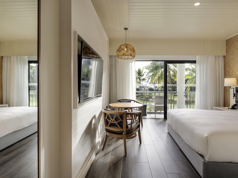 Suite de 2 dormitorios con habitaciones comunicadas (1 cama king size, 1 queen size, 1 litera) del hotel Sofitel Fiji Resort and Spa. Foto 3