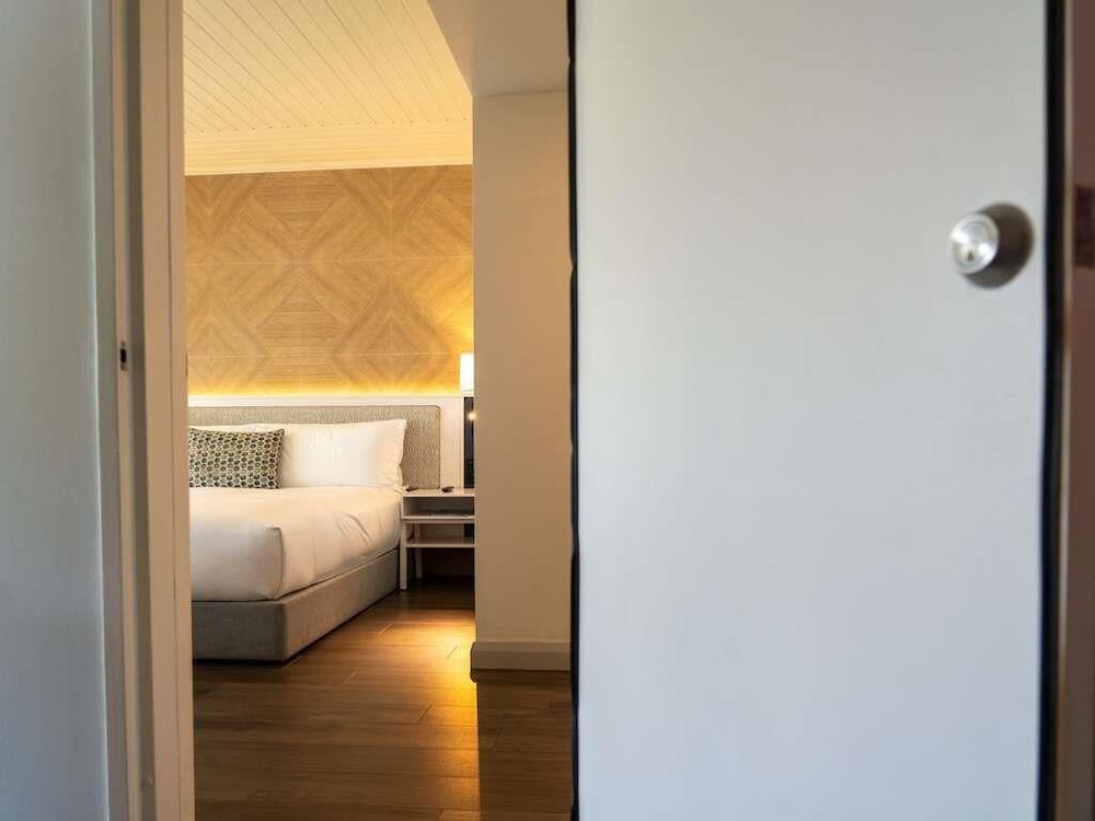 Suite de 2 dormitorios con habitaciones comunicadas (1 cama king size, 1 queen size, 1 litera) del hotel Sofitel Fiji Resort and Spa. Foto 5