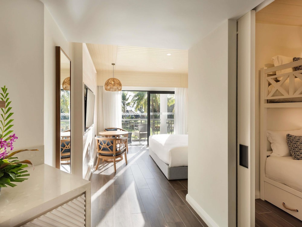 Suite de 2 dormitorios con habitaciones comunicadas (1 cama king size, 1 queen size, 1 litera) del hotel Sofitel Fiji Resort and Spa. Foto 6