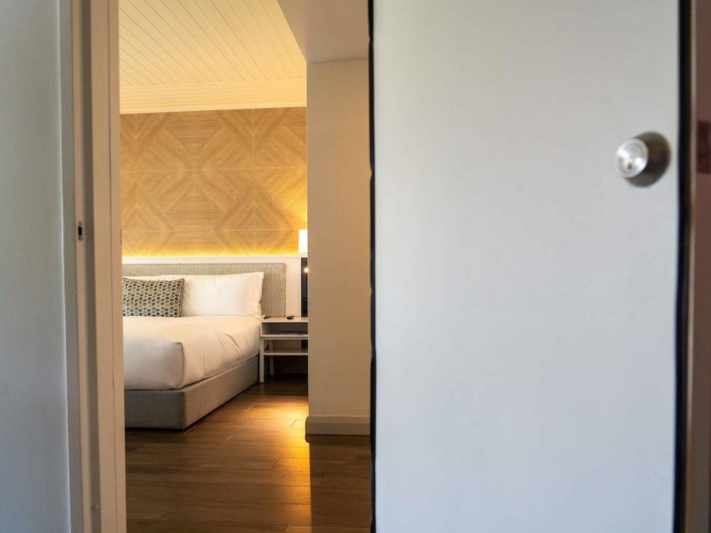 Suite de 2 dormitorios con habitaciones comunicadas (1 cama king size, 1 queen size, 1 litera) del hotel Sofitel Fiji Resort and Spa. Foto 8