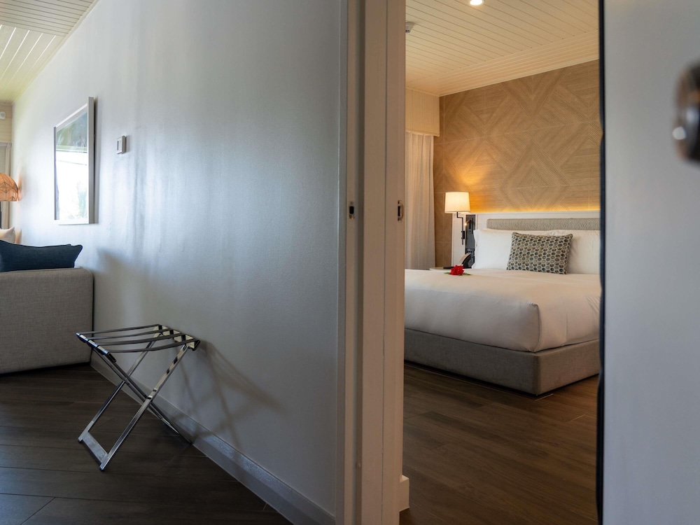 Suite de 2 dormitorios con habitaciones comunicadas (1 cama king size, 1 queen size, 1 litera) del hotel Sofitel Fiji Resort and Spa. Foto 9