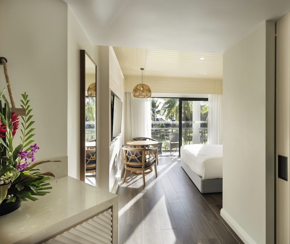 Suite de 2 dormitorios con habitaciones comunicadas (1 cama king size, 1 queen size, 1 litera) del hotel Sofitel Fiji Resort and Spa. Foto 10