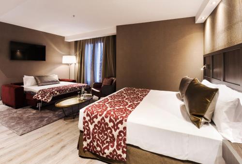 Habitación Triple Deluxe del hotel Catalonia Ronda