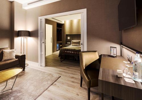 Habitación Triple Deluxe del hotel Catalonia Ronda. Foto 1