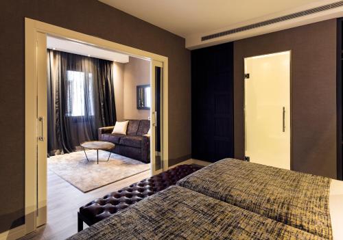 Habitación Triple Deluxe del hotel Catalonia Ronda. Foto 3