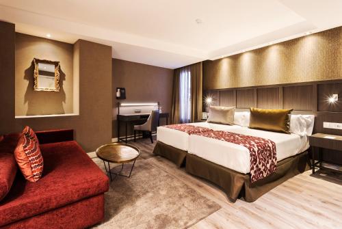 Habitación Triple Deluxe del hotel Catalonia Ronda. Foto 4
