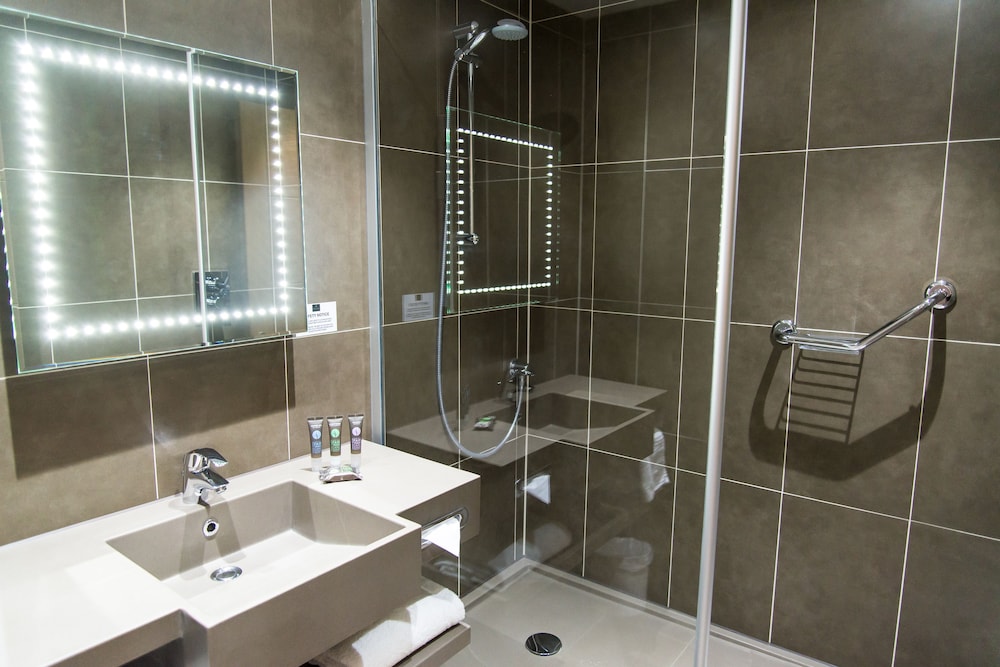 Habitación Superior Premium con cama Queen del hotel Novotel Coventry M6/j3. Foto 1