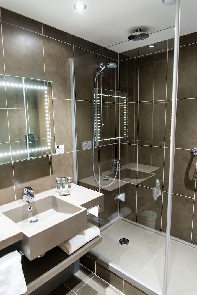 Habitación Superior Premium con cama Queen del hotel Novotel Coventry M6/j3. Foto 10
