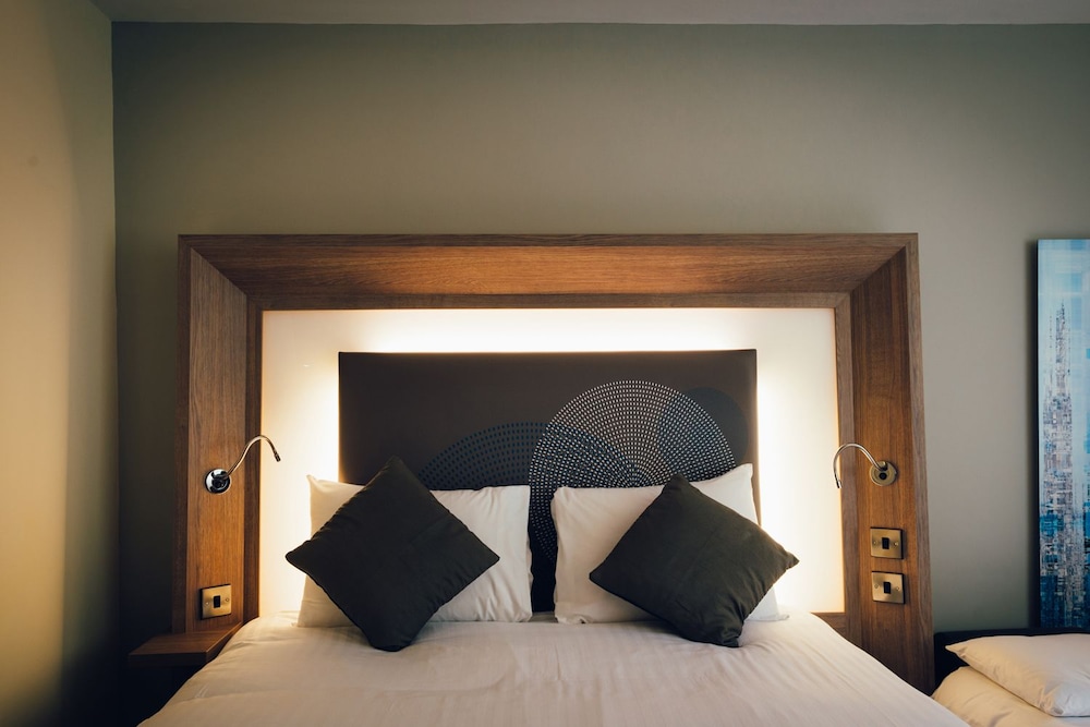 Habitación Superior Premium con cama Queen y sofá cama convertible del hotel Novotel Coventry M6/j3. Foto 4