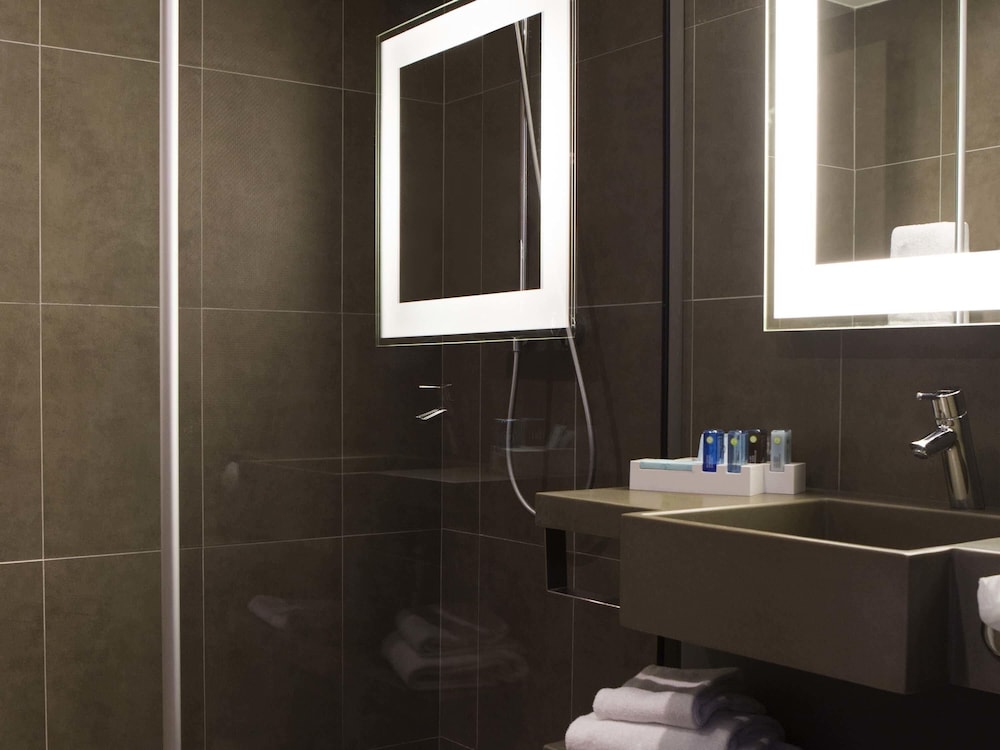 Habitación Superior Premium con cama Queen y sofá cama convertible del hotel Novotel Coventry M6/j3. Foto 6