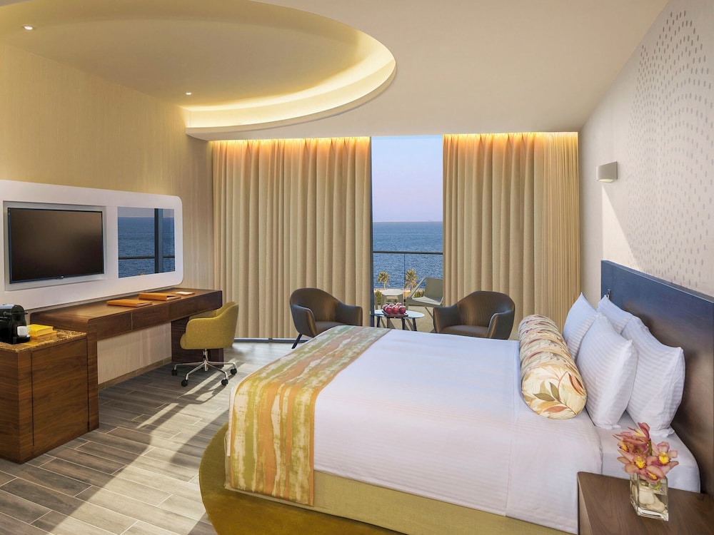 Habitación Deluxe con Balcón, Vista Parcial al Mar de Palmeras del hotel The Retreat Palm Dubai - MGallery by Sofitel. Foto 2