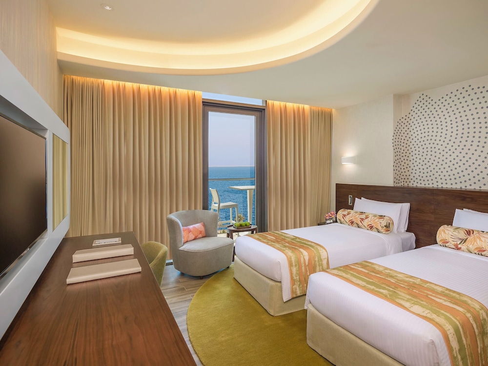 Habitación Deluxe con Balcón, Vista Parcial al Mar de Palmeras del hotel The Retreat Palm Dubai - MGallery by Sofitel. Foto 3