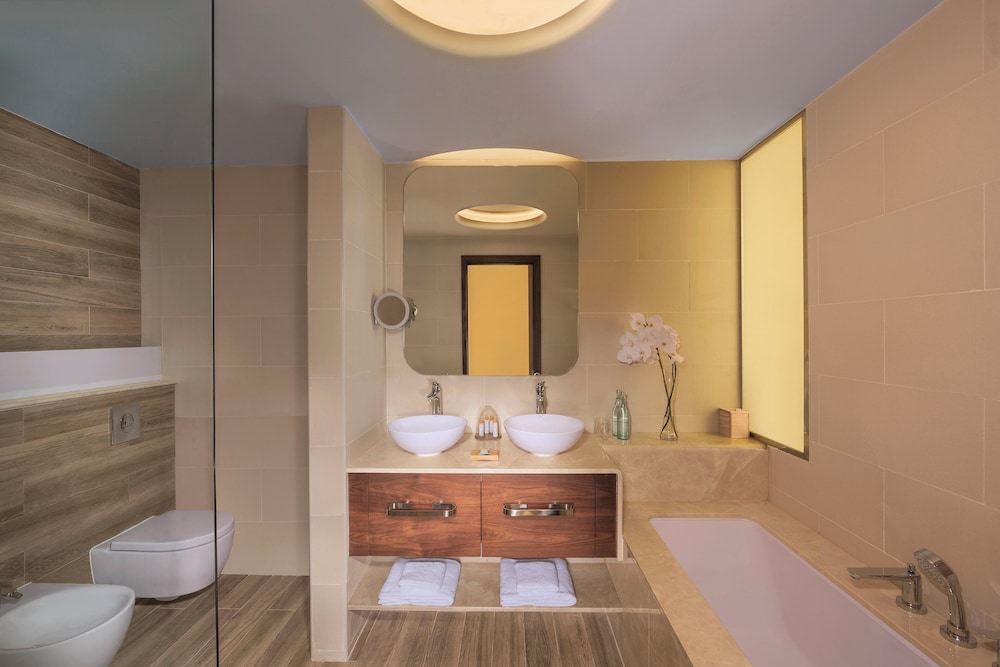 Habitación Deluxe con Balcón, Vista Parcial al Mar de Palmeras del hotel The Retreat Palm Dubai - MGallery by Sofitel. Foto 9