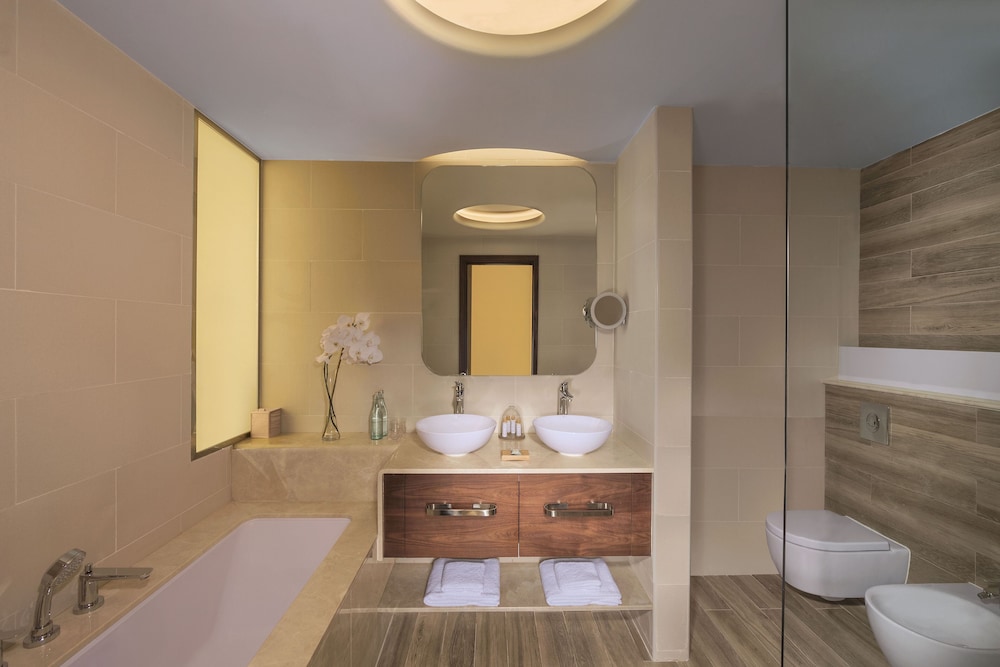 Habitación Deluxe con Balcón, Vista al Mar de Palmeras del hotel The Retreat Palm Dubai - MGallery by Sofitel. Foto 9