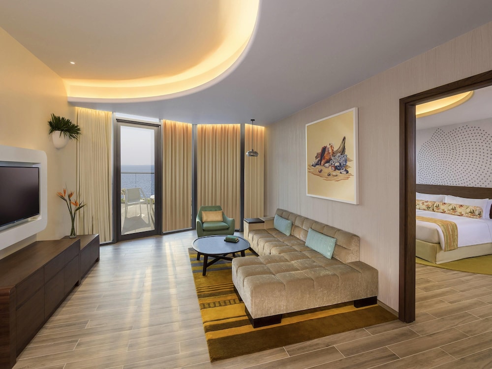 Suite Deluxe de un dormitorio con Balcón, Vista Parcial al Mar de Palmeras y Acceso al Salón Club del hotel The Retreat Palm Dubai - MGallery by Sofitel