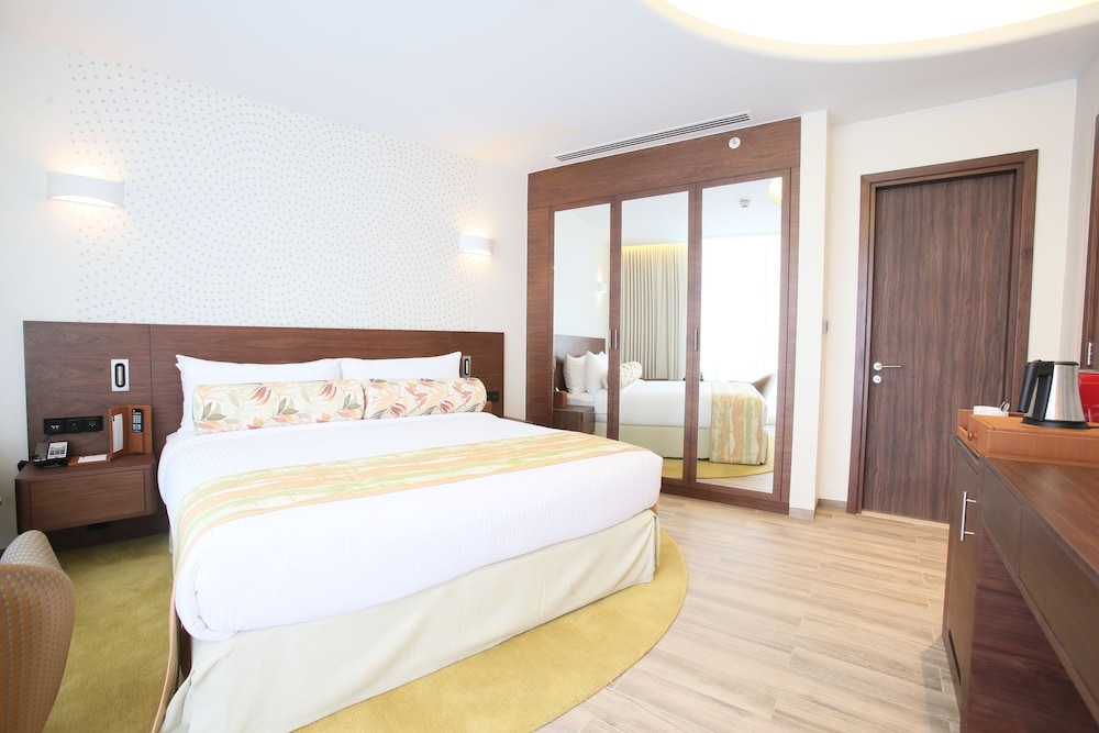 Suite Premium de un dormitorio con Balcón, Vista al Mar de Palmeras y Acceso al Salón Club del hotel The Retreat Palm Dubai - MGallery by Sofitel. Foto 1