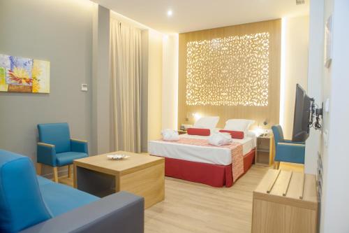 Habitación Triple Confort del hotel Soho Boutique Capuchinos and Spa