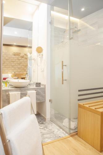 Habitación Triple Confort del hotel Soho Boutique Capuchinos and Spa. Foto 1