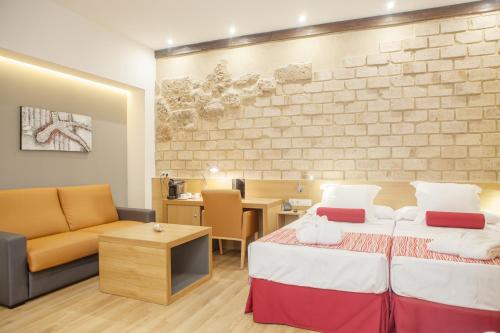 Habitación Triple Confort del hotel Soho Boutique Capuchinos and Spa. Foto 4