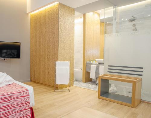 Habitación Triple Confort del hotel Soho Boutique Capuchinos and Spa. Foto 5