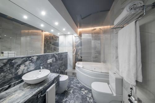 Suite del hotel Soho Boutique Capuchinos and Spa. Foto 3