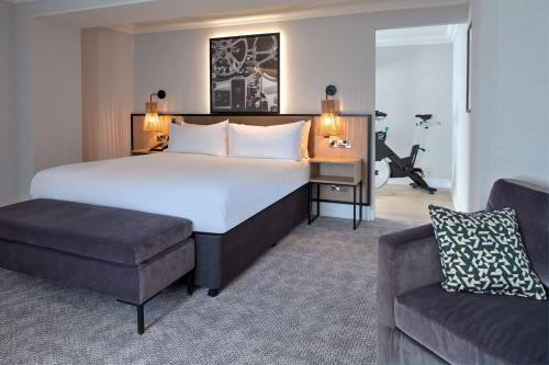 King Room with Double Sofa Bed del hotel Doubletree By Hilton London Elstree. Foto 2