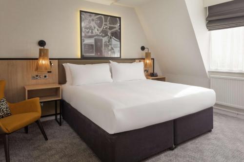 Habitación con cama extragrande del hotel Doubletree By Hilton London Elstree. Foto 4