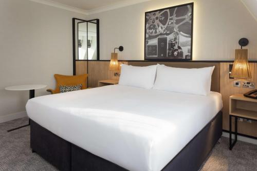 Habitación con cama extragrande del hotel Doubletree By Hilton London Elstree. Foto 5