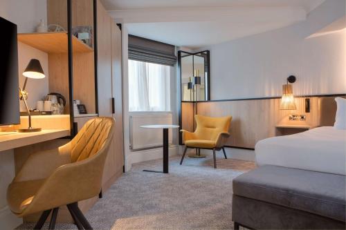 Habitación Deluxe con cama extragrande del hotel Doubletree By Hilton London Elstree. Foto 3