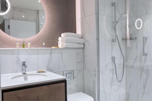 Habitación Deluxe con cama extragrande del hotel Doubletree By Hilton London Elstree. Foto 4
