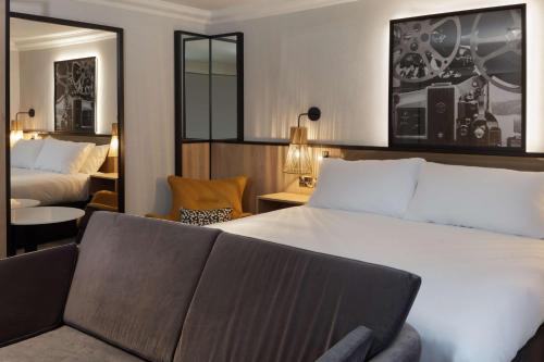 Habitación Deluxe con cama extragrande del hotel Doubletree By Hilton London Elstree. Foto 9
