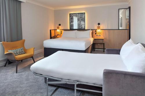 Queen Deluxe Room with Double Sofa Bed del hotel Doubletree By Hilton London Elstree. Foto 2