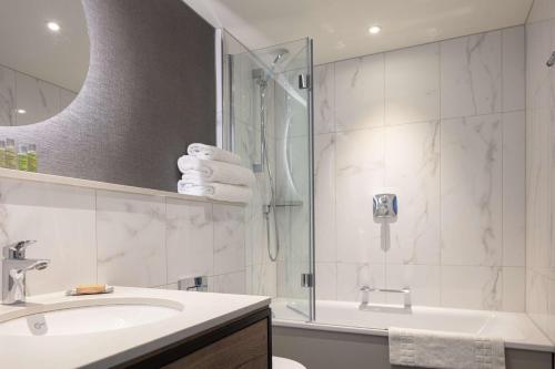 Queen Deluxe Room with Double Sofa Bed del hotel Doubletree By Hilton London Elstree. Foto 3
