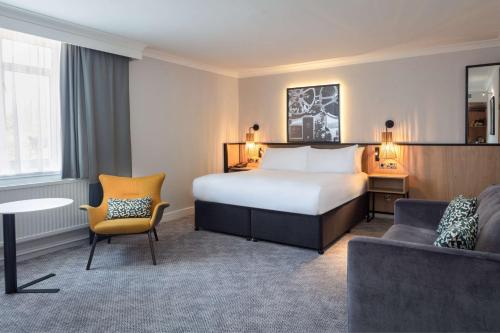Queen Deluxe Room with Double Sofa Bed del hotel Doubletree By Hilton London Elstree. Foto 4