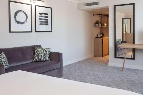 Queen Deluxe Room with Double Sofa Bed del hotel Doubletree By Hilton London Elstree. Foto 5