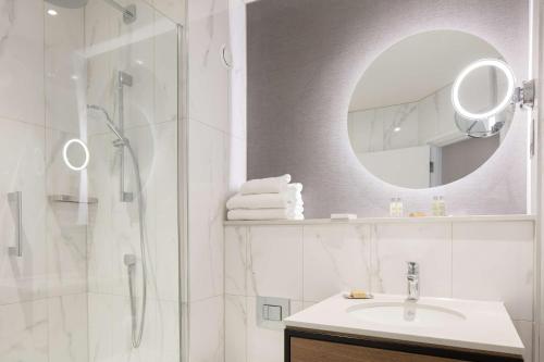 Habitación con cama grande del hotel Doubletree By Hilton London Elstree. Foto 3