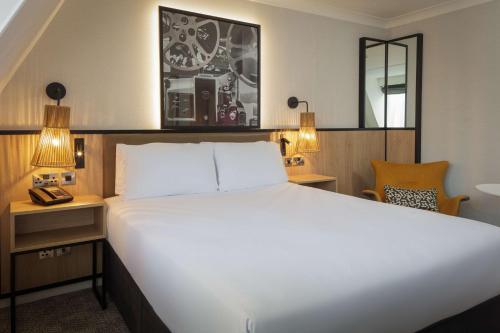 Habitación con cama grande del hotel Doubletree By Hilton London Elstree. Foto 4