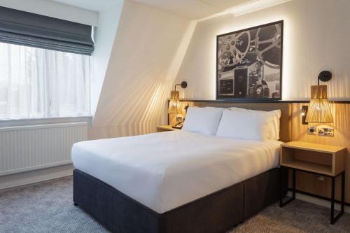 Habitación con cama grande del hotel Doubletree By Hilton London Elstree. Foto 5