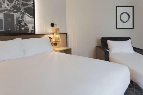 Habitación con sofá cama - 1 cama grande del hotel Doubletree By Hilton London Elstree. Foto 2