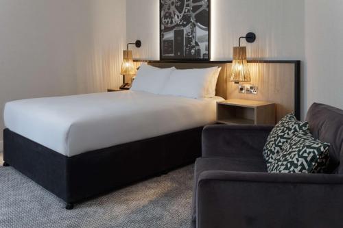 Habitación con sofá cama - 1 cama grande del hotel Doubletree By Hilton London Elstree. Foto 3