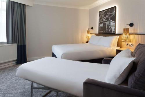 Habitación con sofá cama - 1 cama grande del hotel Doubletree By Hilton London Elstree. Foto 5
