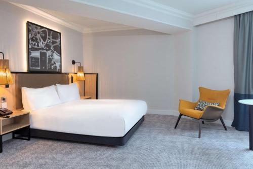 Habitación con cama grande adaptada para personas de movilidad reducida del hotel Doubletree By Hilton London Elstree