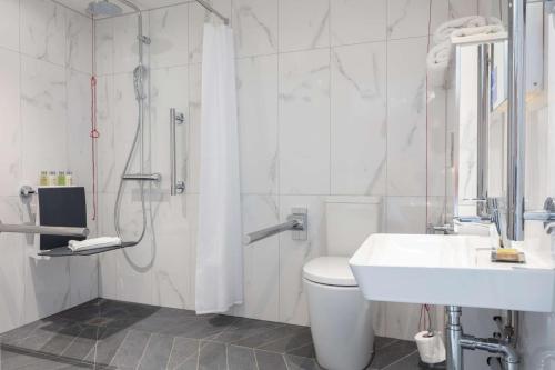 Habitación con cama grande adaptada para personas de movilidad reducida del hotel Doubletree By Hilton London Elstree. Foto 1