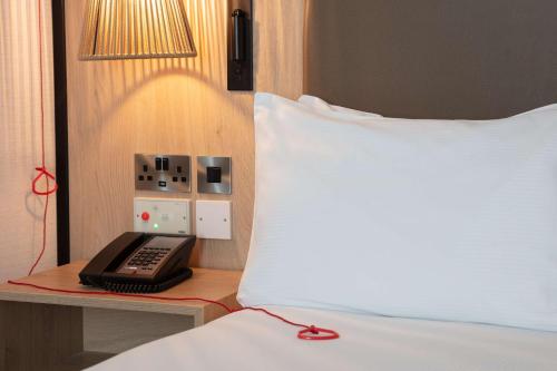 Habitación con cama grande adaptada para personas de movilidad reducida del hotel Doubletree By Hilton London Elstree. Foto 2
