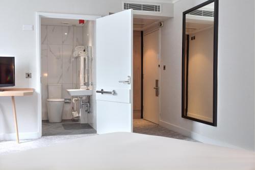 Habitación con cama grande adaptada para personas de movilidad reducida del hotel Doubletree By Hilton London Elstree. Foto 3