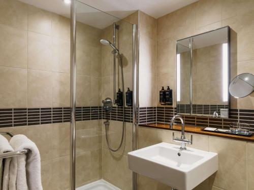 Habitación Mercure Privilege del hotel Mercure Exeter Southgate. Foto 1