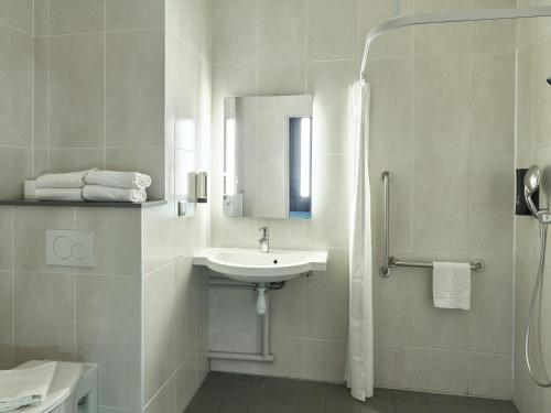 Habitación Cuádruple adaptada para personas con discapacidad del hotel B&B près de Disneyland Paris