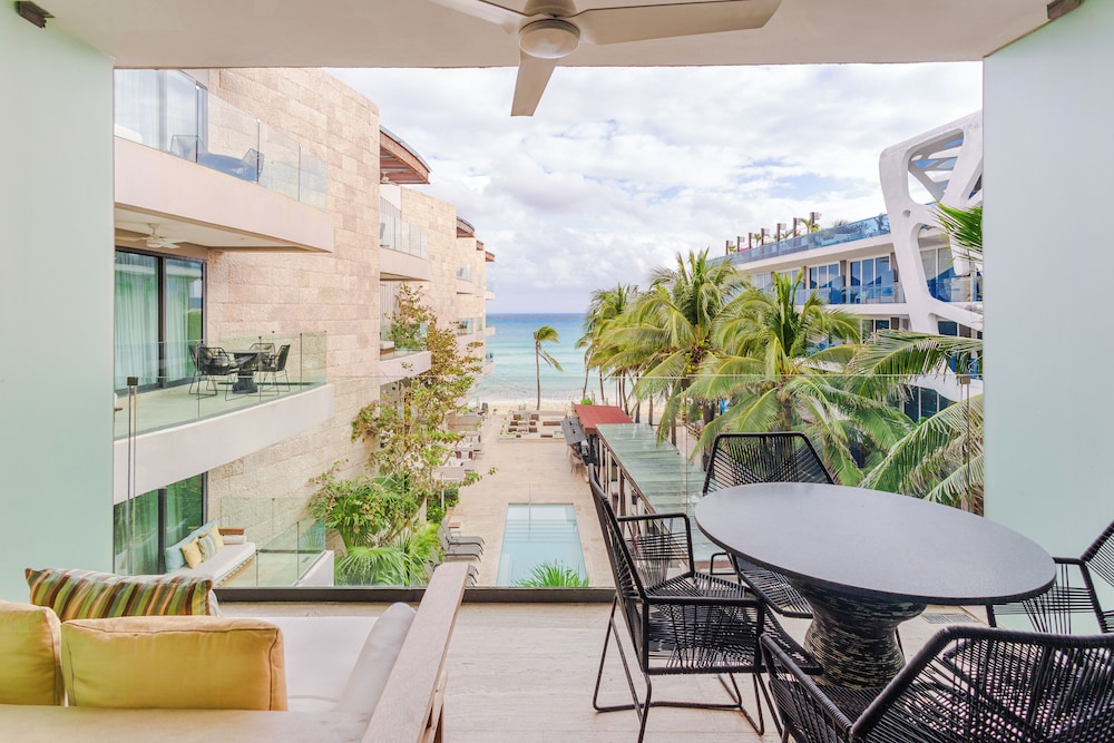 2 Camas Queen Size con Vista Parcial al Océano, Beach House del hotel Hyatt Centric Playa del Carmen. Foto 4