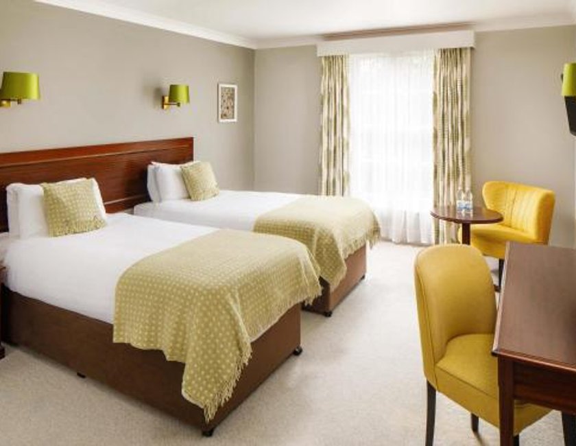 Habitación doble Accesible 2 Camas individuales del hotel Mercure Gloucester Bowden Hall. Foto 1