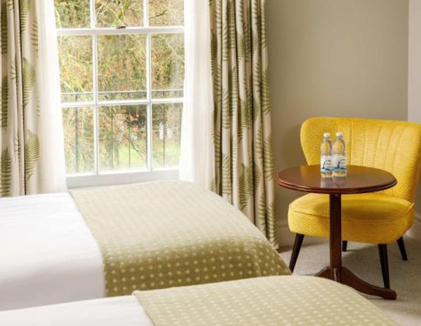Habitación doble Accesible 2 Camas individuales del hotel Mercure Gloucester Bowden Hall. Foto 3